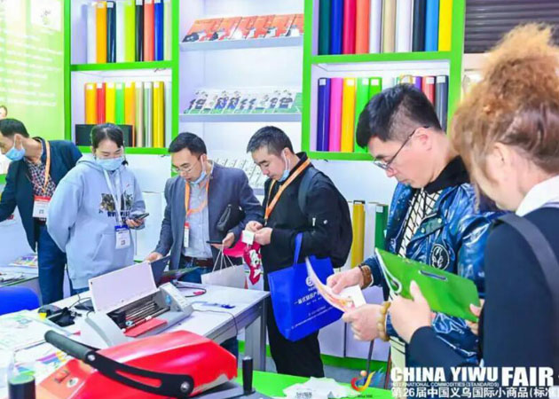 义博会展会现场低头看资料的采购商们